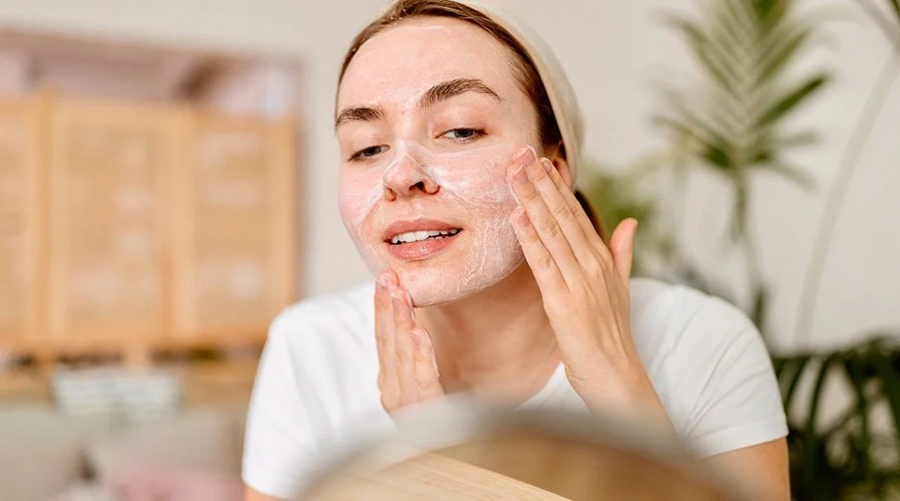 How to Choose the Right Face Cleanser for Acne-Prone Skin